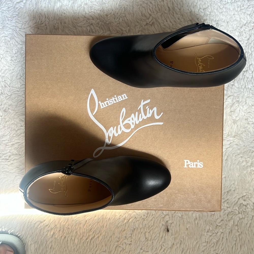 Size 6&1/2 brand new never worn.